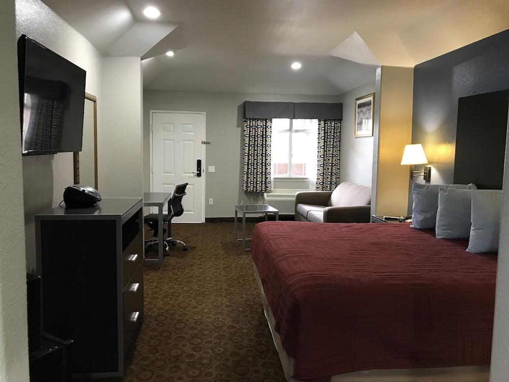 Camelot Inn And Suites Aldine Exterior photo