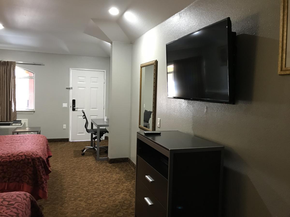 Camelot Inn And Suites Aldine Exterior photo