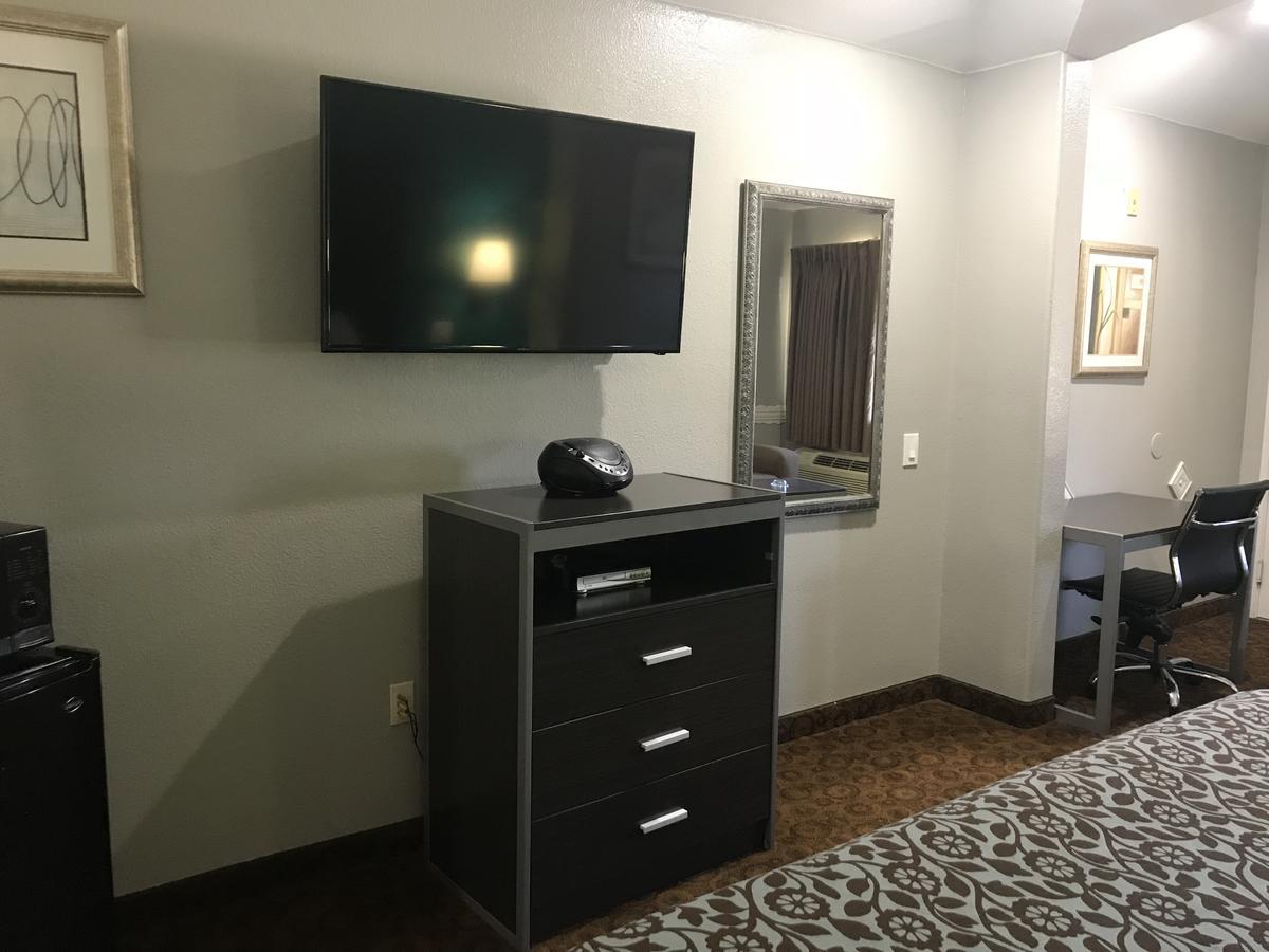 Camelot Inn And Suites Aldine Exterior photo