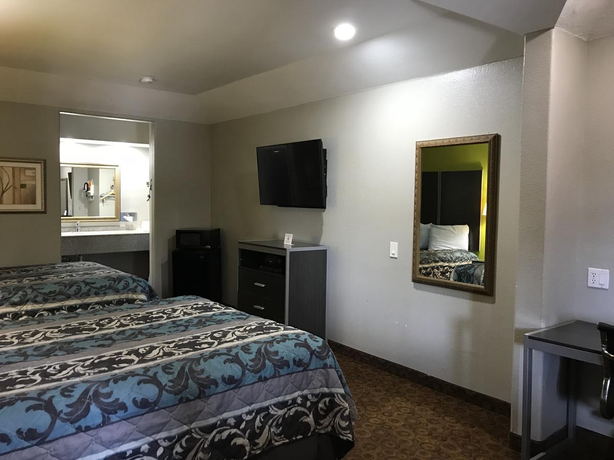 Camelot Inn And Suites Aldine Exterior photo