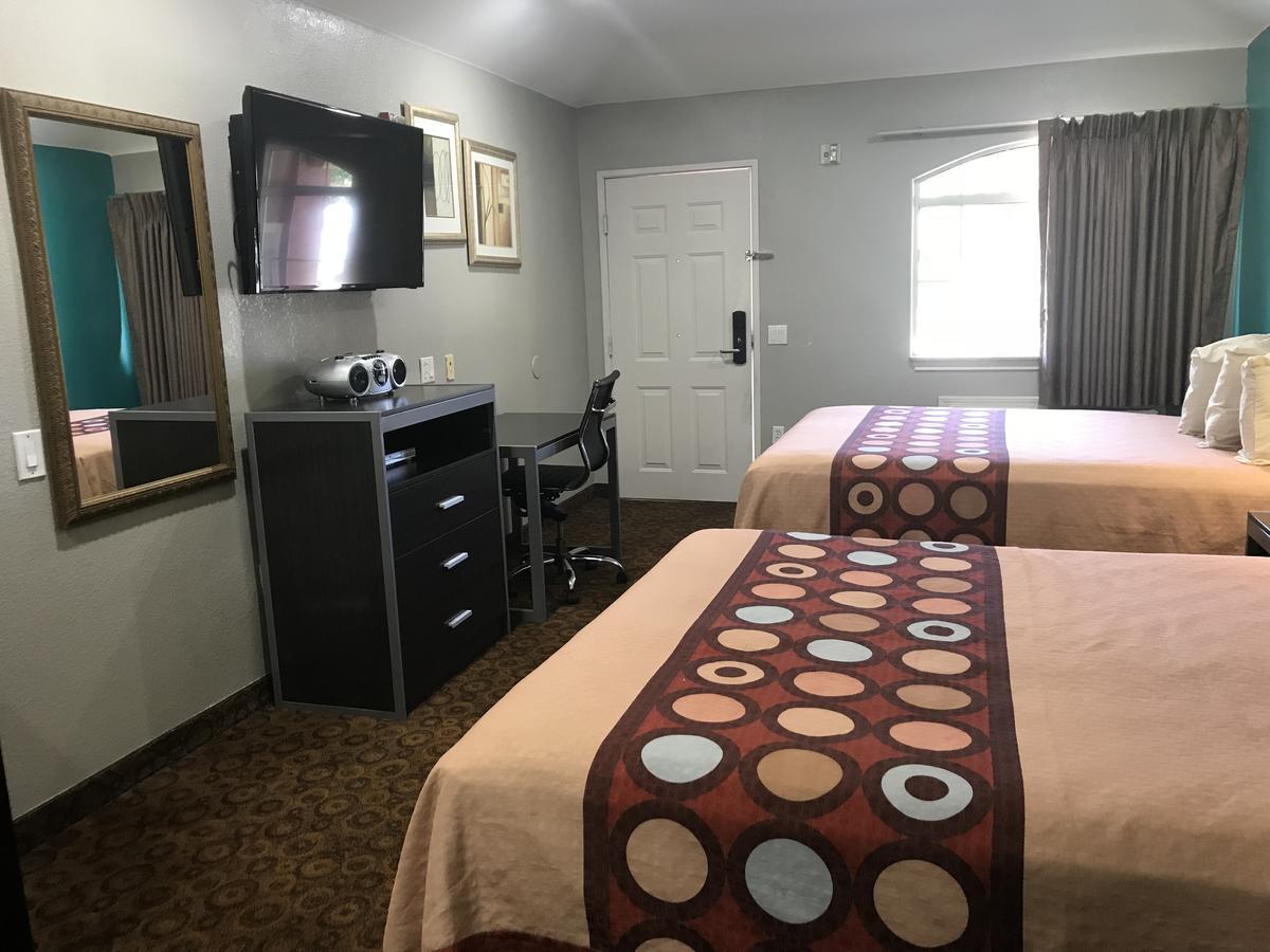 Camelot Inn And Suites Aldine Exterior photo