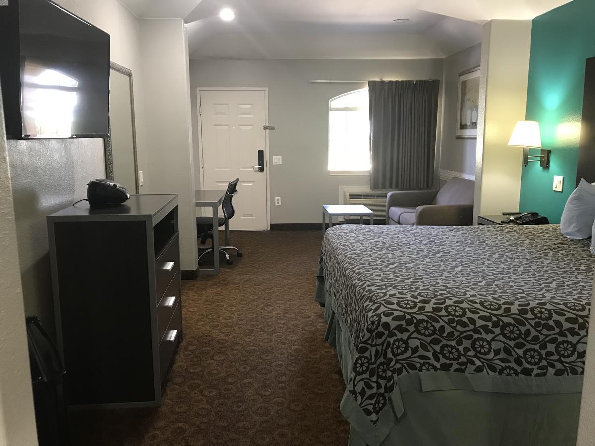 Camelot Inn And Suites Aldine Exterior photo