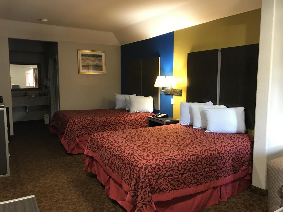 Camelot Inn And Suites Aldine Exterior photo