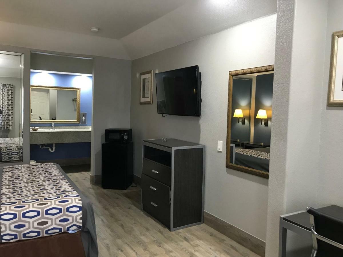 Camelot Inn And Suites Aldine Exterior photo